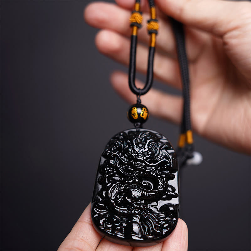 Collier en obsidienne noire sculpté avec un dragon pour la chance et la protection