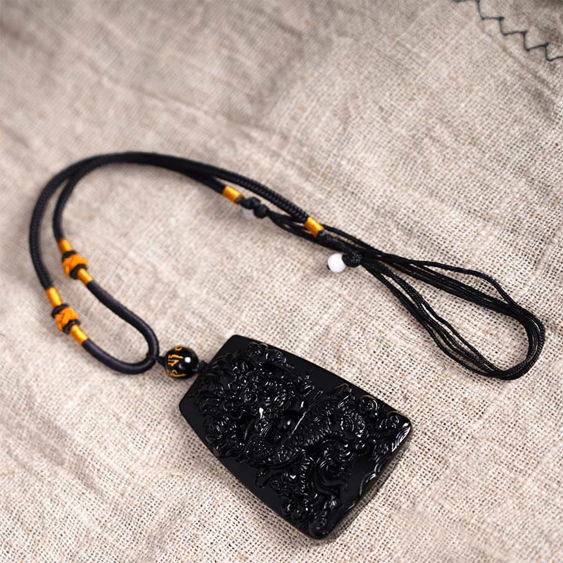 Collier en obsidienne noire sculpté avec un dragon pour la chance et la protection