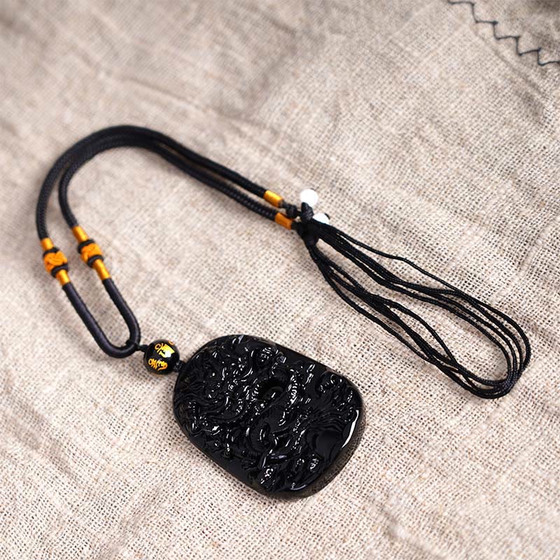 Collier en obsidienne noire sculpté avec un dragon pour la chance et la protection