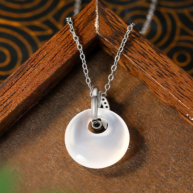 Collier spirituel avec boucle de paix en feuille de bambou et calcédoine