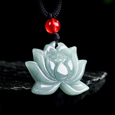 Collier pendentif prospérité en jade sculpté lotus 22 mm