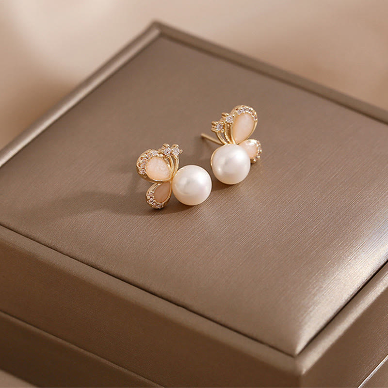 Boucles d'oreilles à tige papillon en or 18 carats avec perles et amour et liberté