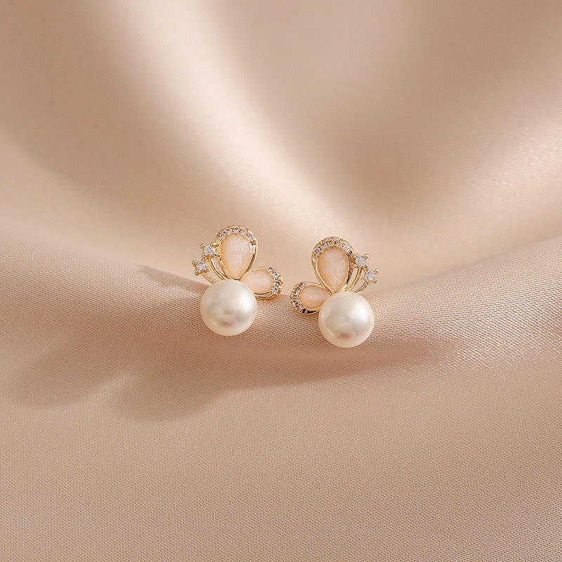 Boucles d'oreilles à tige papillon en or 18 carats avec perles et amour et liberté