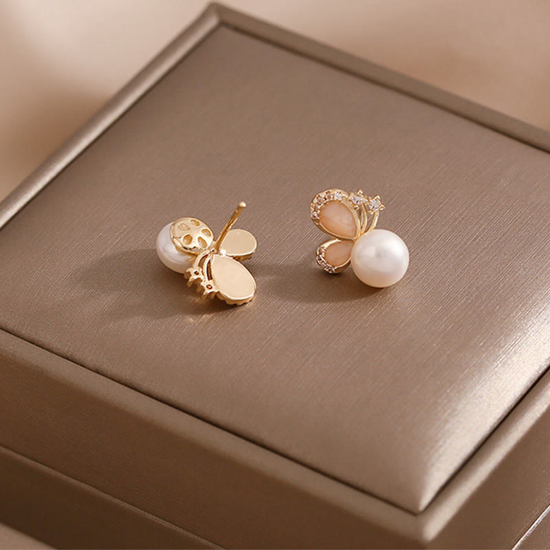 Boucles d'oreilles à tige papillon en or 18 carats avec perles et amour et liberté