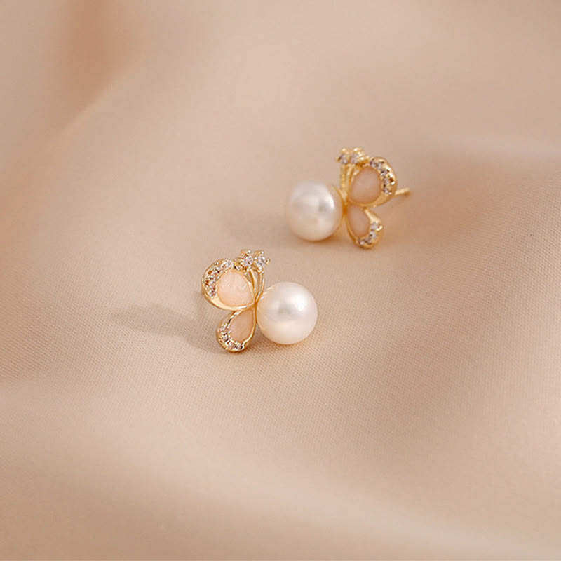 Boucles d'oreilles à tige papillon en or 18 carats avec perles et amour et liberté