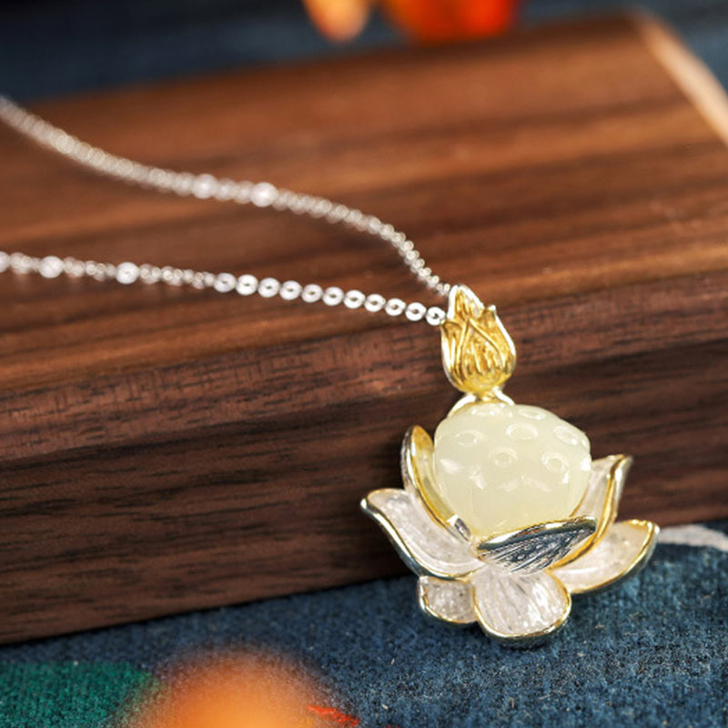 Collier de protection du bonheur en jade blanc et fleur de lotus