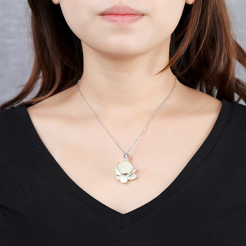 Collier de protection du bonheur en jade blanc et fleur de lotus