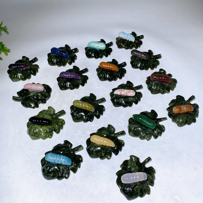 Figurine de ver à soie en cristal de 2,7 pouces sur une feuille serpentine