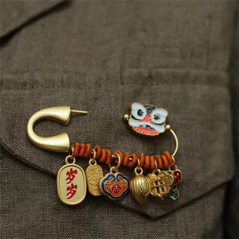 Broche porte-bonheur en cuivre 20 x 58 mm, motif lion dansant et bourgeon de lotus
