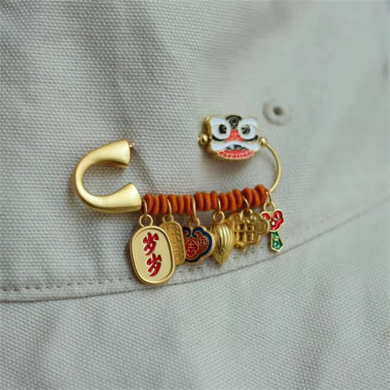 Broche porte-bonheur en cuivre 20 x 58 mm, motif lion dansant et bourgeon de lotus