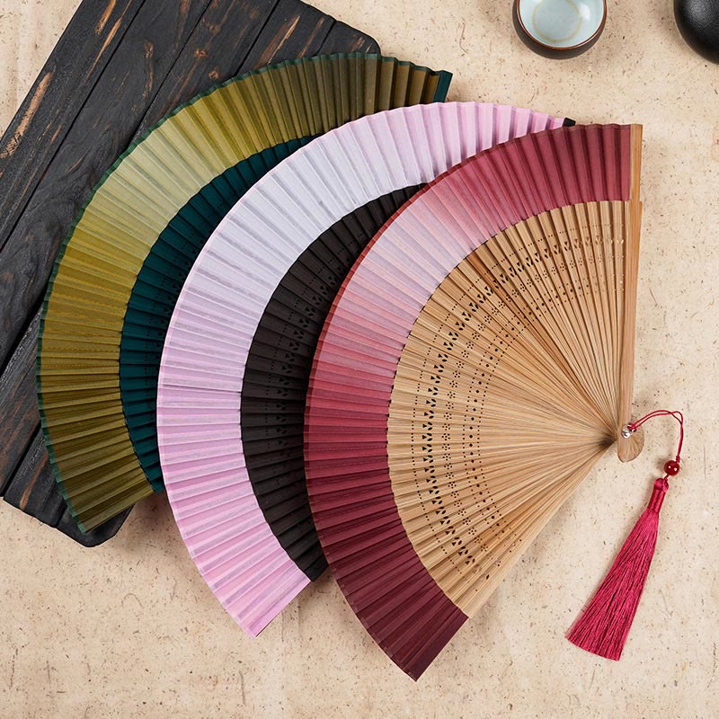 Éventail pliable en bambou de 21,5 cm avec motif gravé creux dégradé