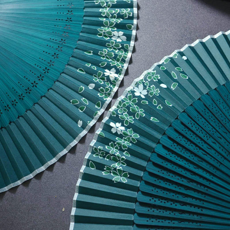 Éventail pliable en bambou de 21 cm avec pompon floral | Sons de guérison