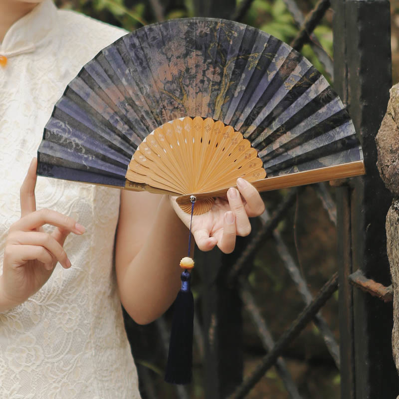 Éventail chinois pliable de 21 cm en soie Xiangyunsha et bambou