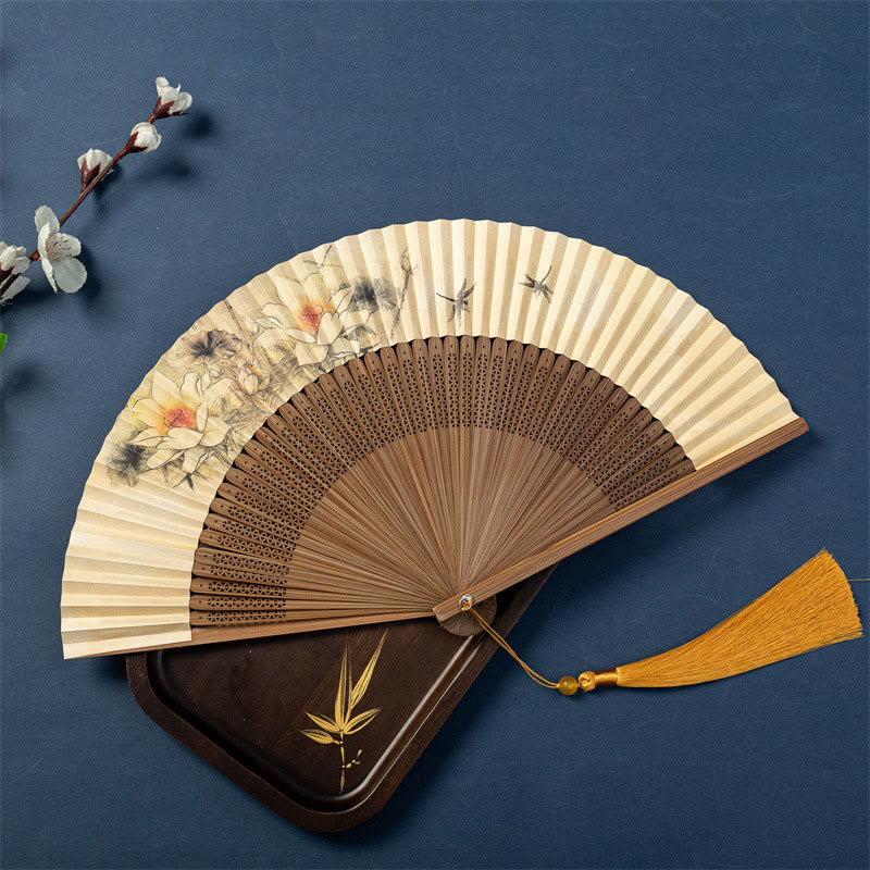 Éventail chinois pliable en soie de 22,5 cm | Motif libellule et lotus