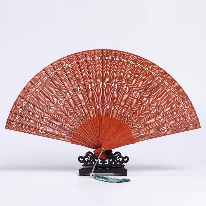 Éventail pliant en bois de santal rouge à petites feuilles de 22,5 cm avec gravure grue, paon, lune Chang'e