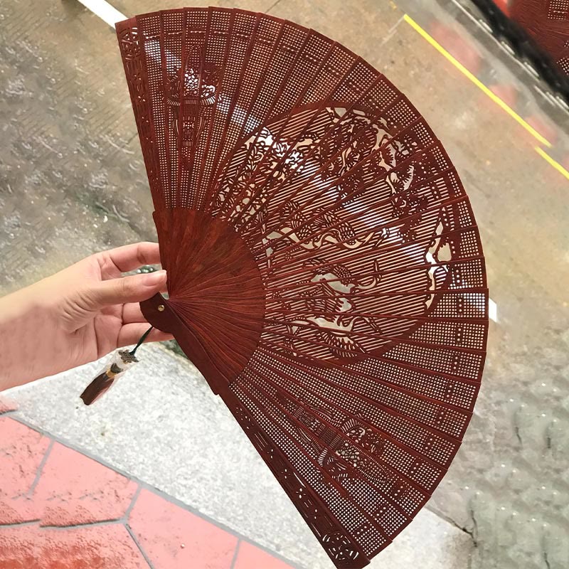 Éventail pliant en bois de santal rouge à petites feuilles de 22,5 cm avec gravure grue, paon, lune Chang'e