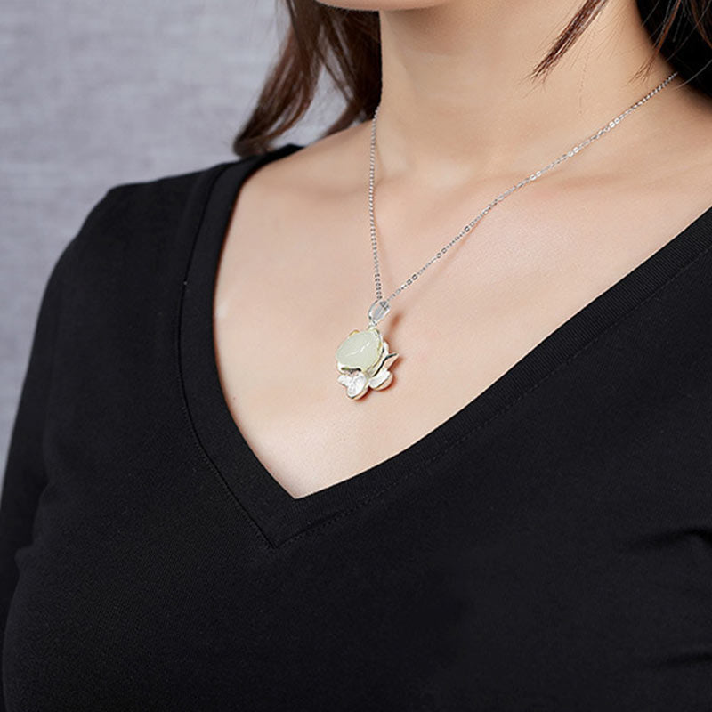 Collier de protection du bonheur en jade blanc et fleur de lotus