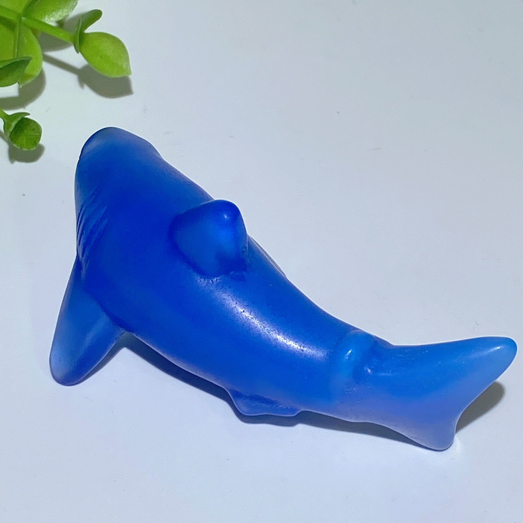 Sculpture en cristal de guérison en opalite bleue de 3,1 pouces, requin