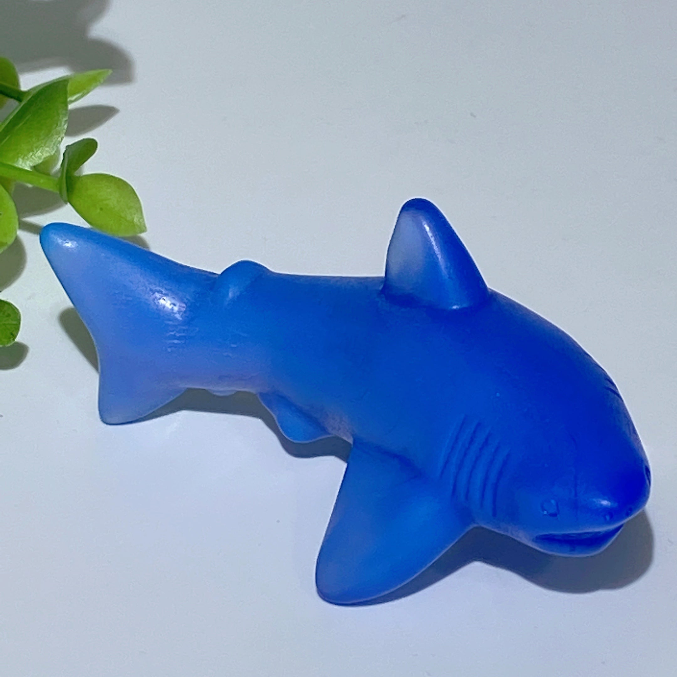 Sculpture en cristal de guérison en opalite bleue de 3,1 pouces, requin