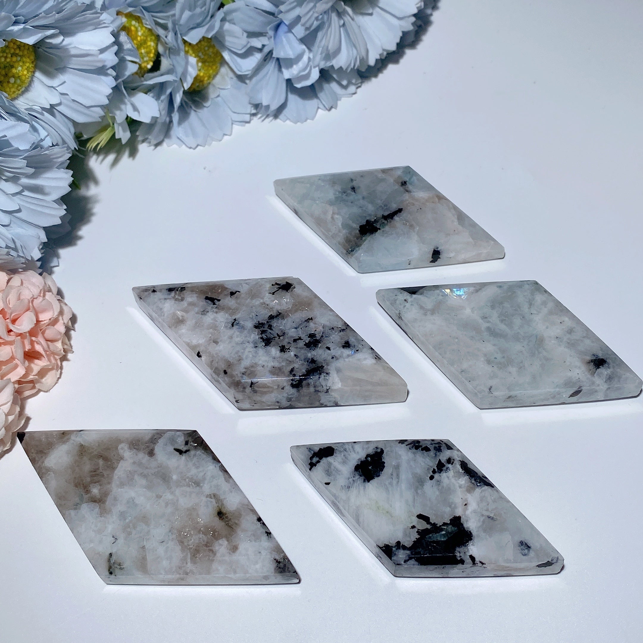 Dalle de cristal en losange de pierre de lune noire de 3 à 4 pouces pour la guérison