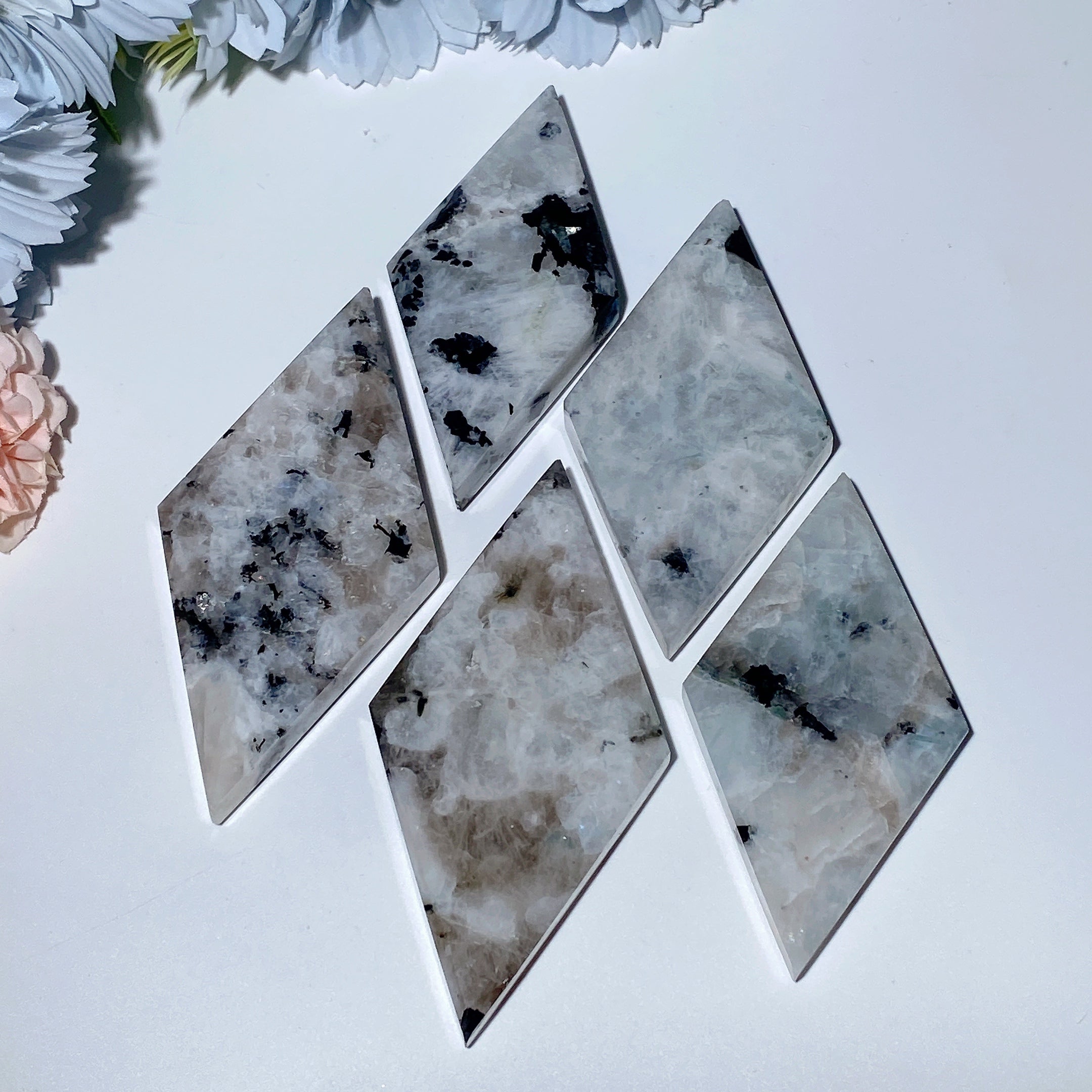 Dalle de cristal en losange de pierre de lune noire de 3 à 4 pouces pour la guérison