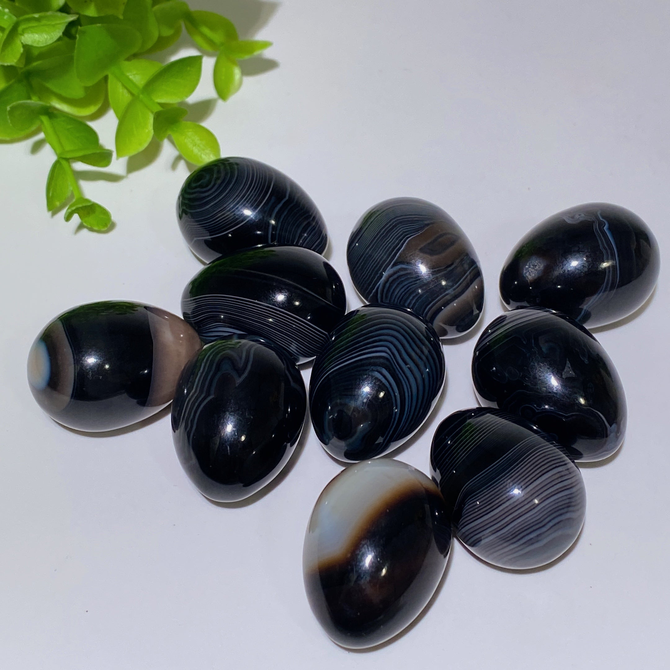 Oeuf en cristal d'agate noire à bandes de 30 mm pour la guérison et la méditation
