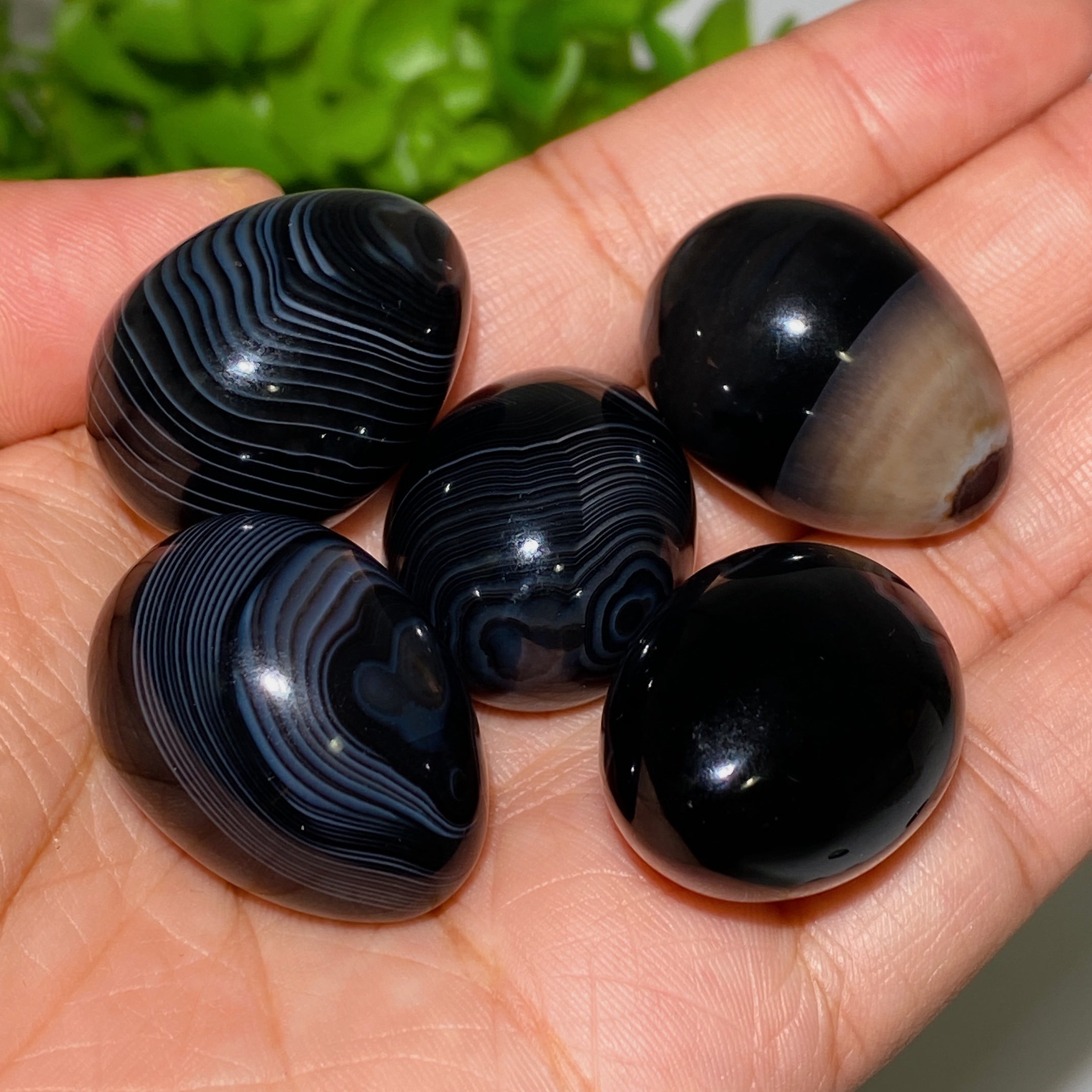 Oeuf en cristal d'agate noire à bandes de 30 mm pour la guérison et la méditation