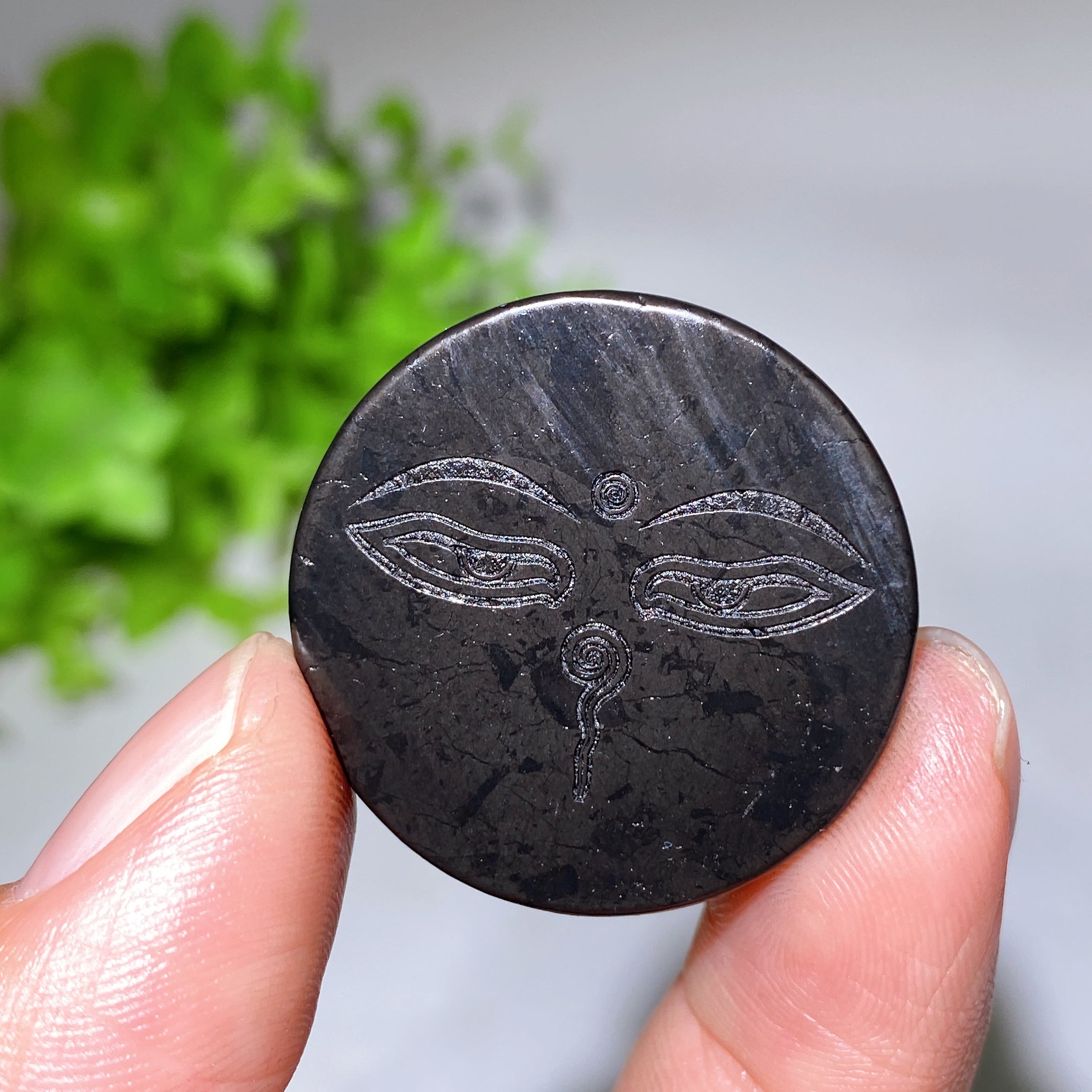 Dalle ronde en cristal de guérison schungite de 30 mm