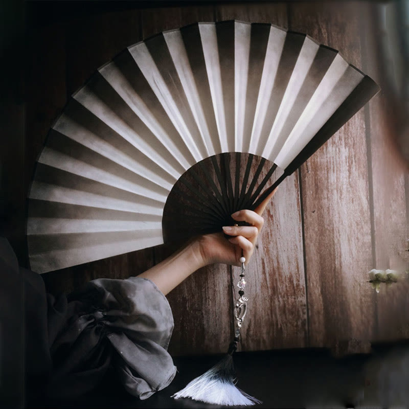 Éventail pliable de 33 cm avec dégradé d'encre noir et blanc et cadre en bambou