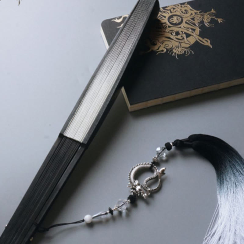 Éventail pliable de 33 cm avec dégradé d'encre noir et blanc et cadre en bambou