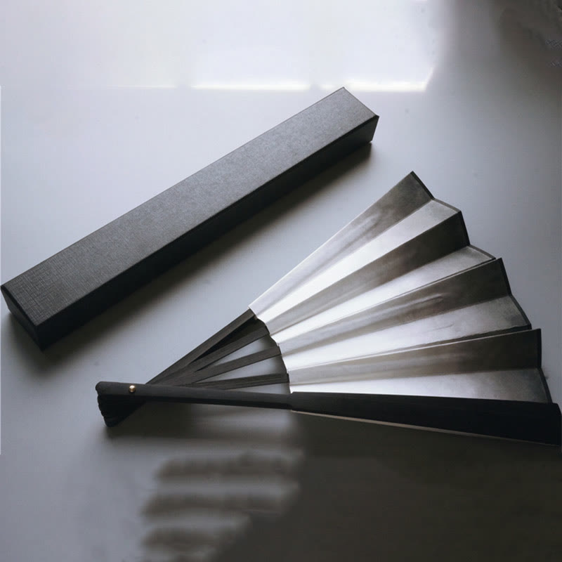 Éventail pliable de 33 cm avec dégradé d'encre noir et blanc et cadre en bambou