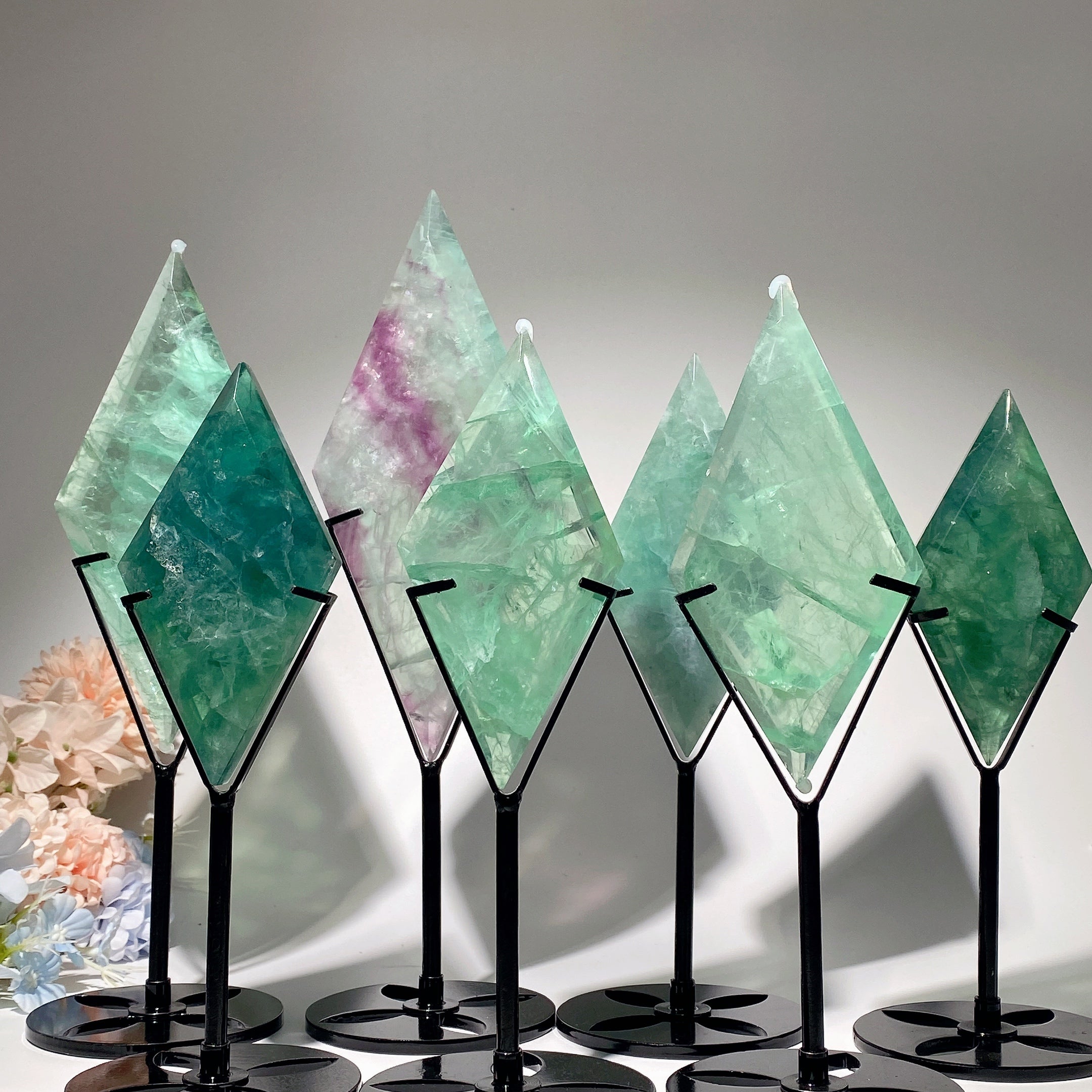 Dalle de cristal de fluorite polie en forme de losange de 4 à 5,5 pouces pour la guérison