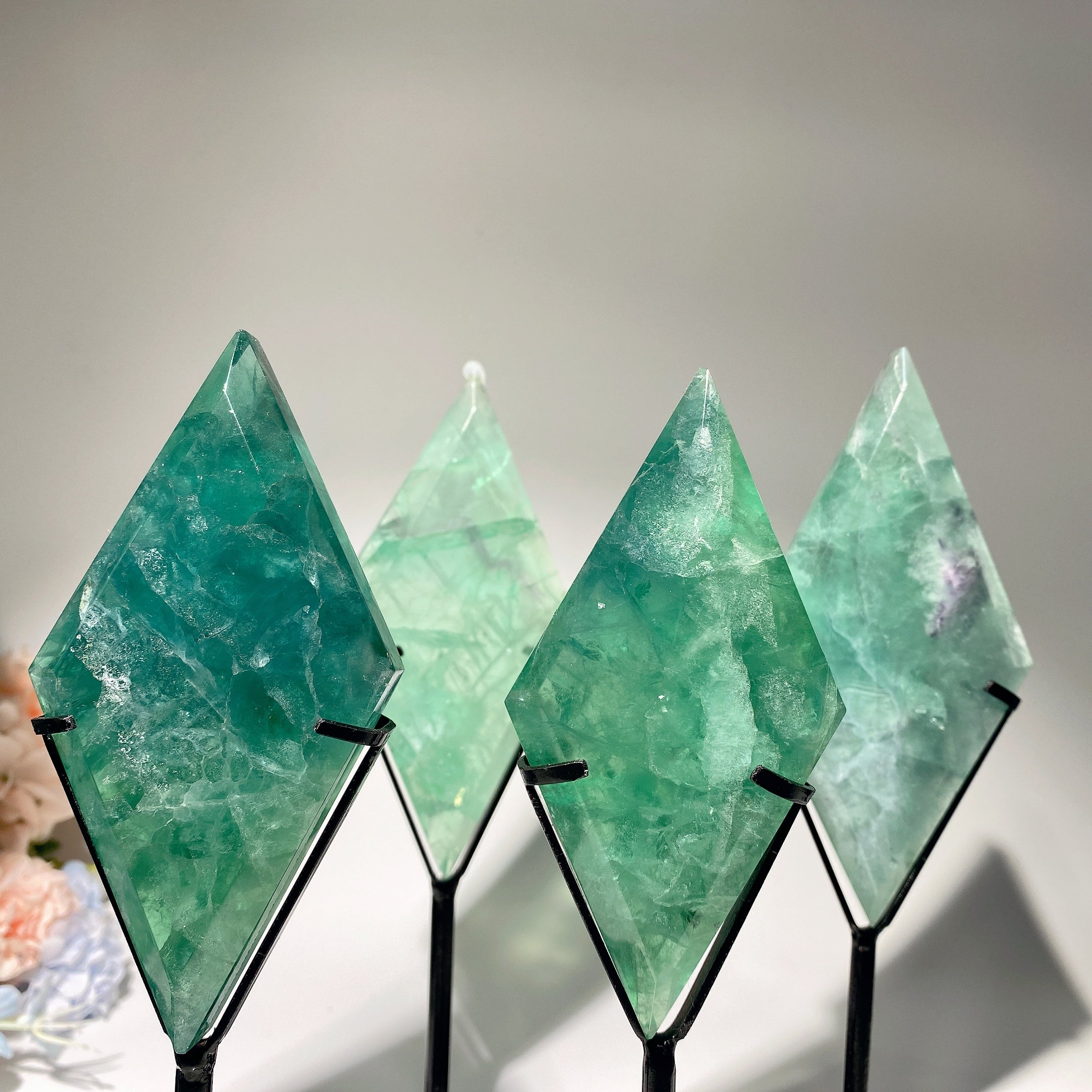 Dalle de cristal de fluorite polie en forme de losange de 4 à 5,5 pouces pour la guérison