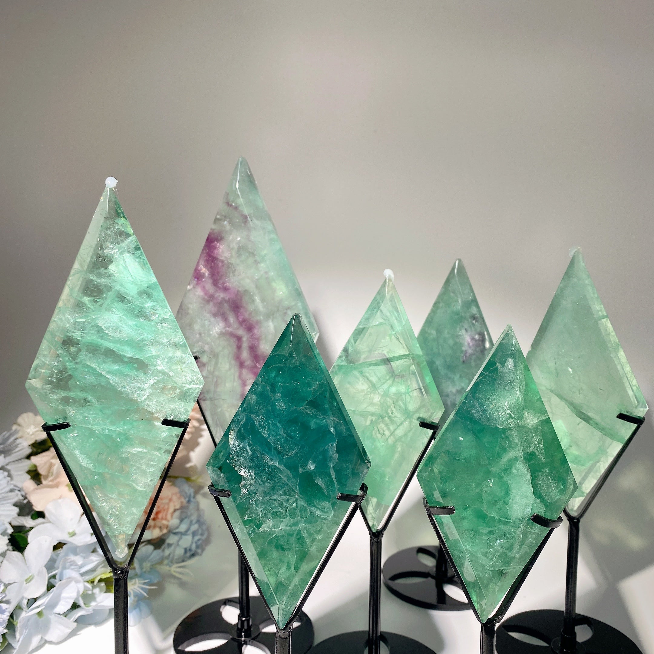 Dalle de cristal de fluorite polie en forme de losange de 4 à 5,5 pouces pour la guérison