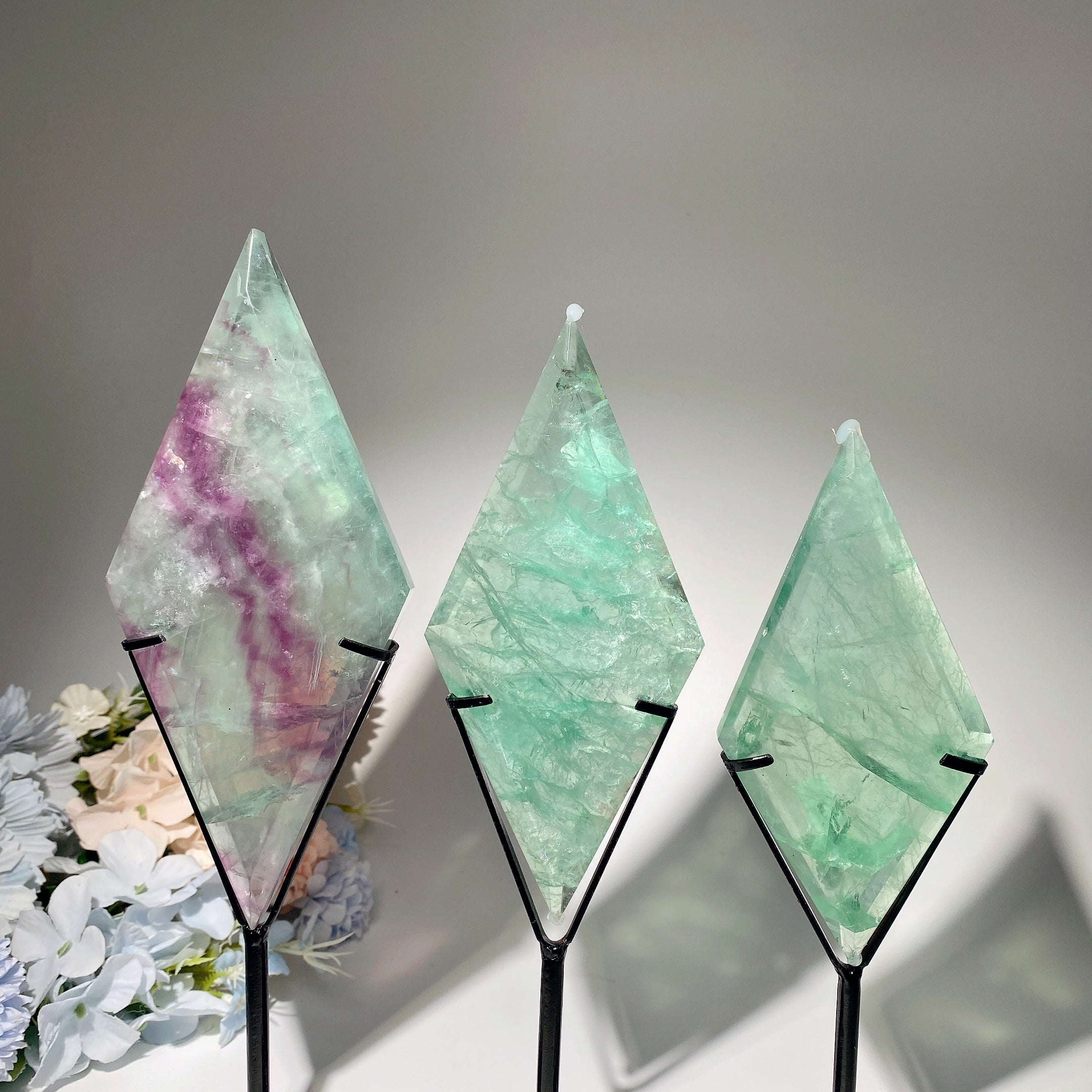 Dalle de cristal de fluorite polie en forme de losange de 4 à 5,5 pouces pour la guérison