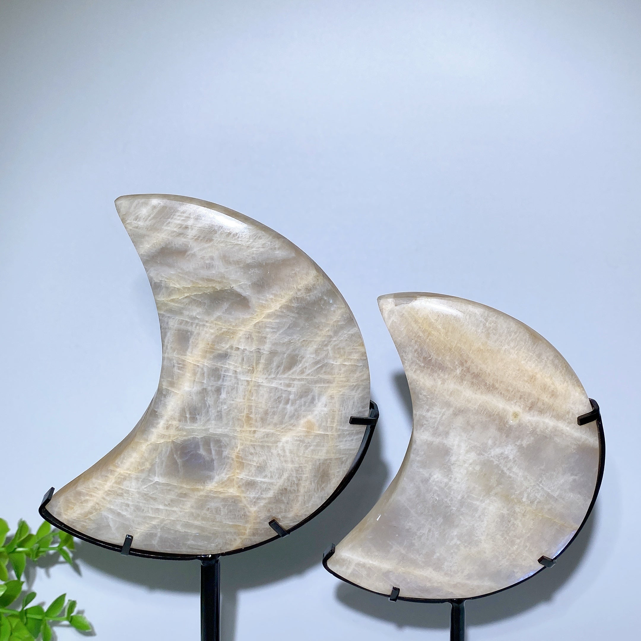 Sculpture en cristal de lune bleu vif de 4 à 5 pouces pour la guérison