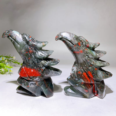 Tête d'aigle sculptée en cristal de jaspe sanguin africain de 12,2 cm