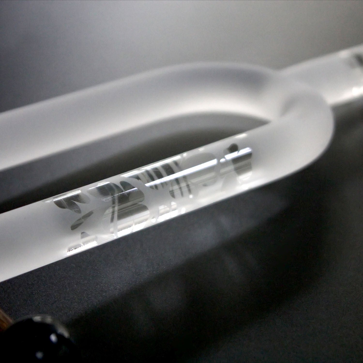 Diapason en cristal de quartz givré 432 Hz avec motifs