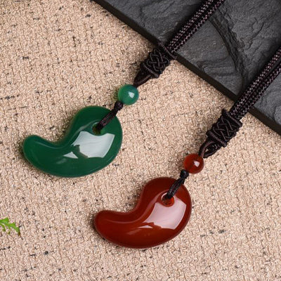 Collier de confiance et de calme en agate rouge et verte avec motif de lune