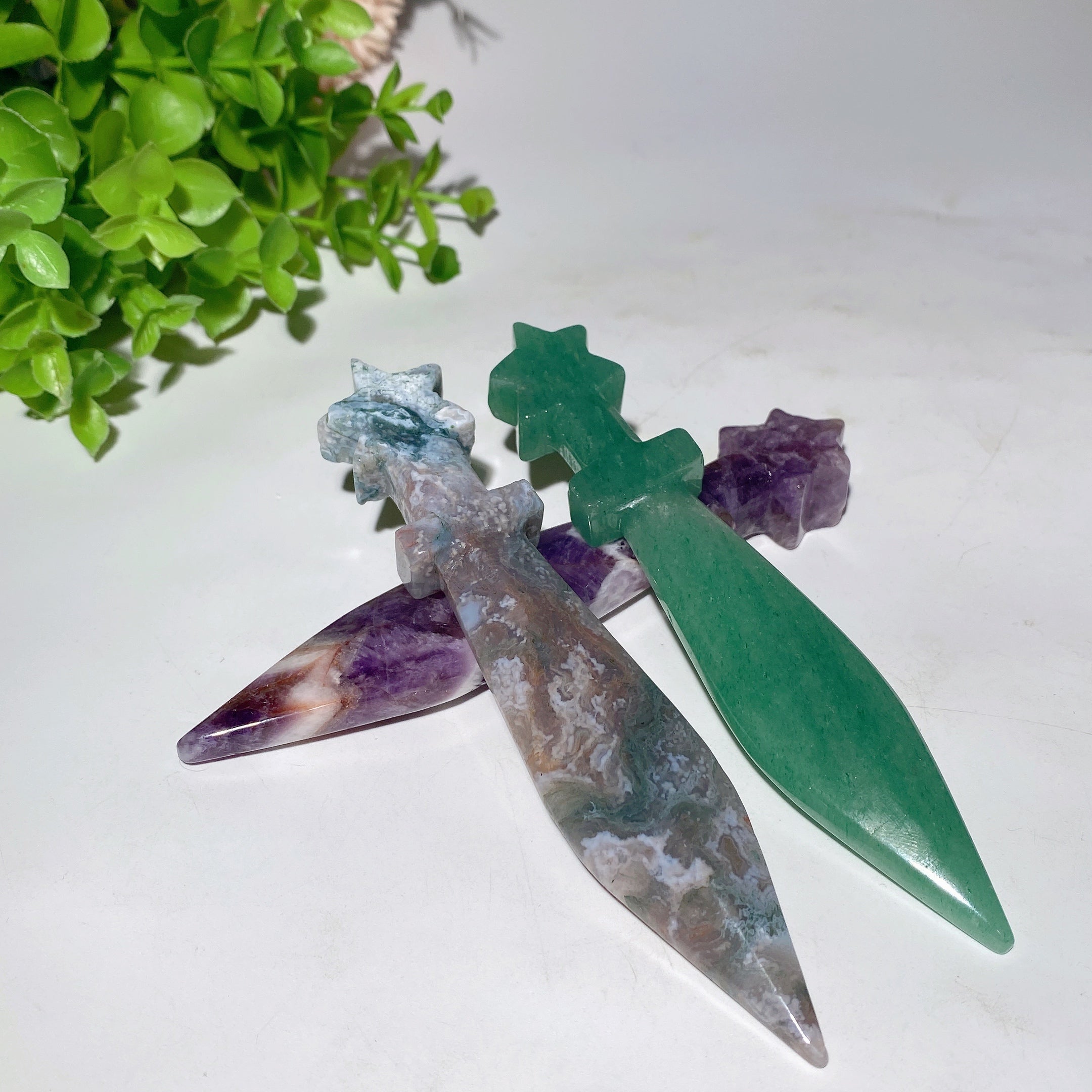 Figurines sculptées d'épées en cristal mixte de 5,1 pouces