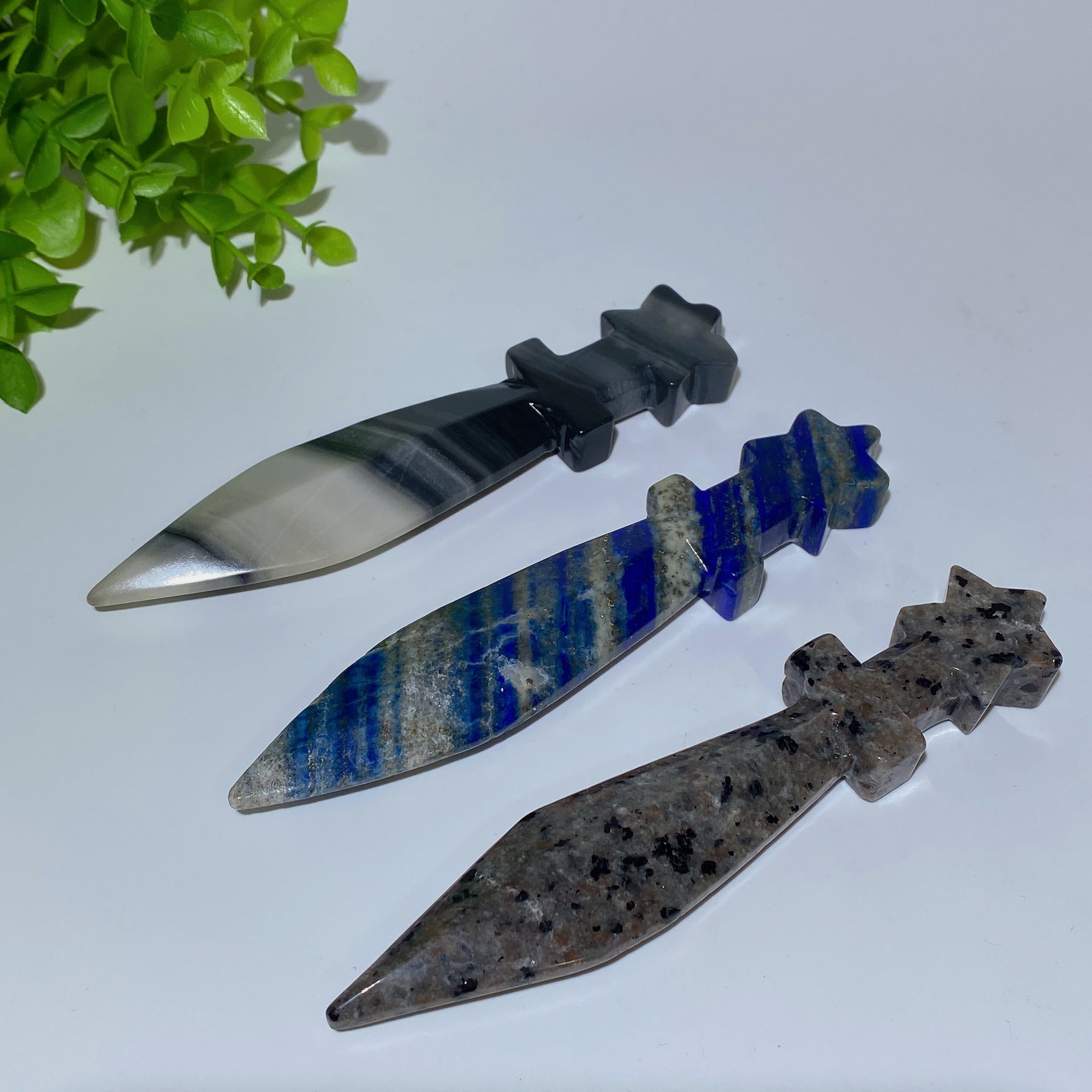 Figurines sculptées d'épées en cristal mixte de 5,1 pouces