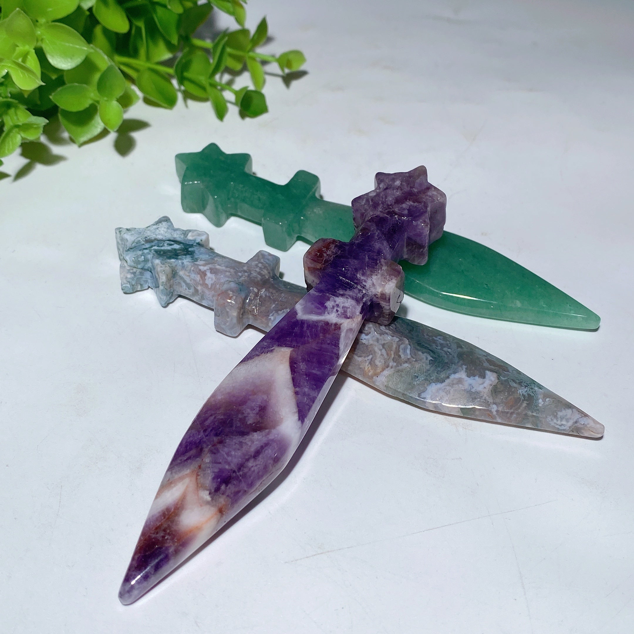 Figurines sculptées d'épées en cristal mixte de 5,1 pouces