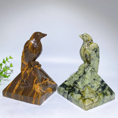Figurine de corbeau en jade de 13,2 cm (5,2 po) en cristal sculptée en pyramide
