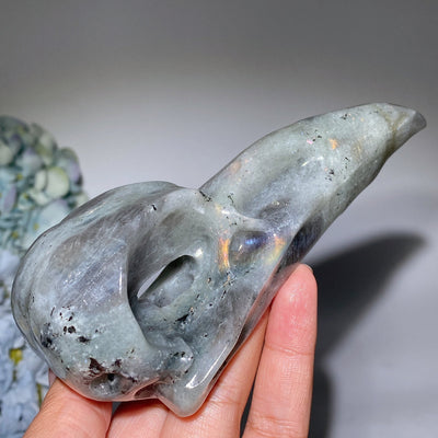 Sculpture d'animal en cristal de crâne de corbeau en labradorite de 5,7 pouces