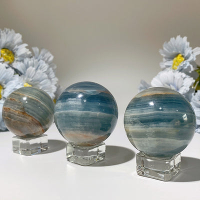 Sphère de cristal d'onyx bleu de 50 mm pour la guérison et l'énergie