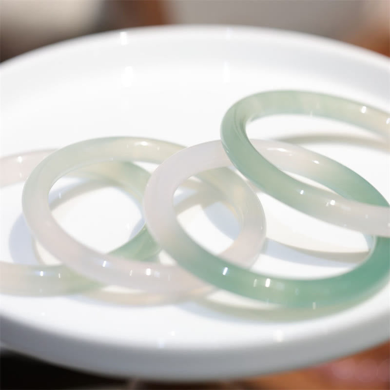 Bracelet manchette en calcédoine de 54 mm pour une énergie positive