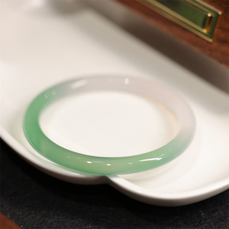 Bracelet manchette en calcédoine de 54 mm pour une énergie positive