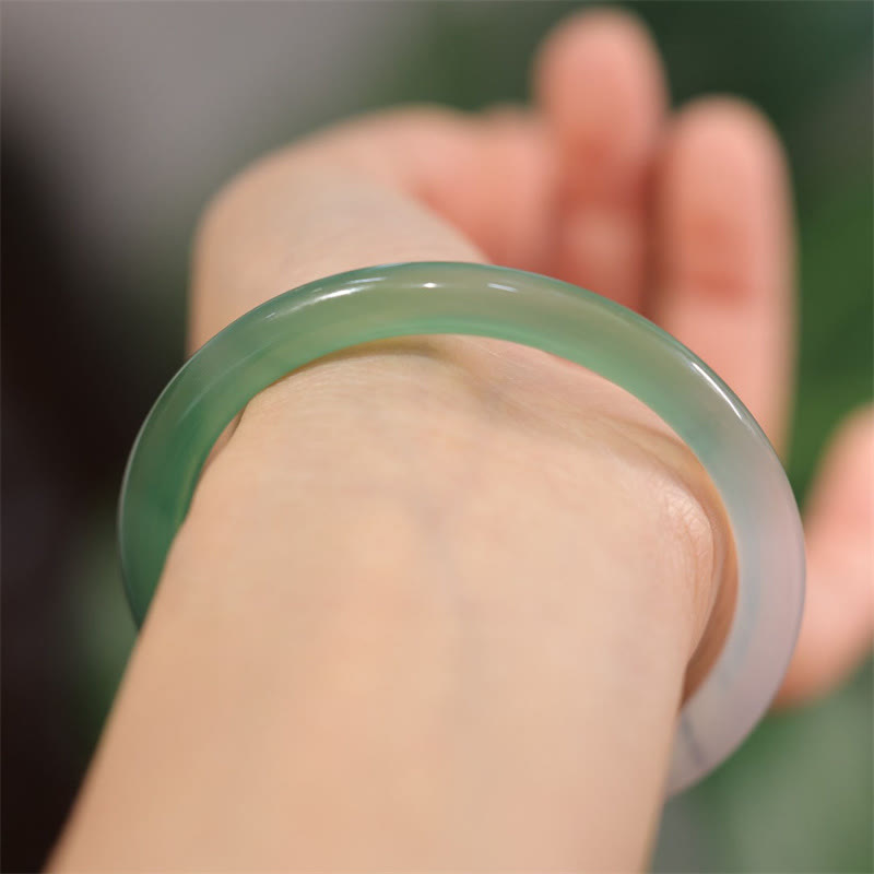 Bracelet manchette en calcédoine de 54 mm pour une énergie positive