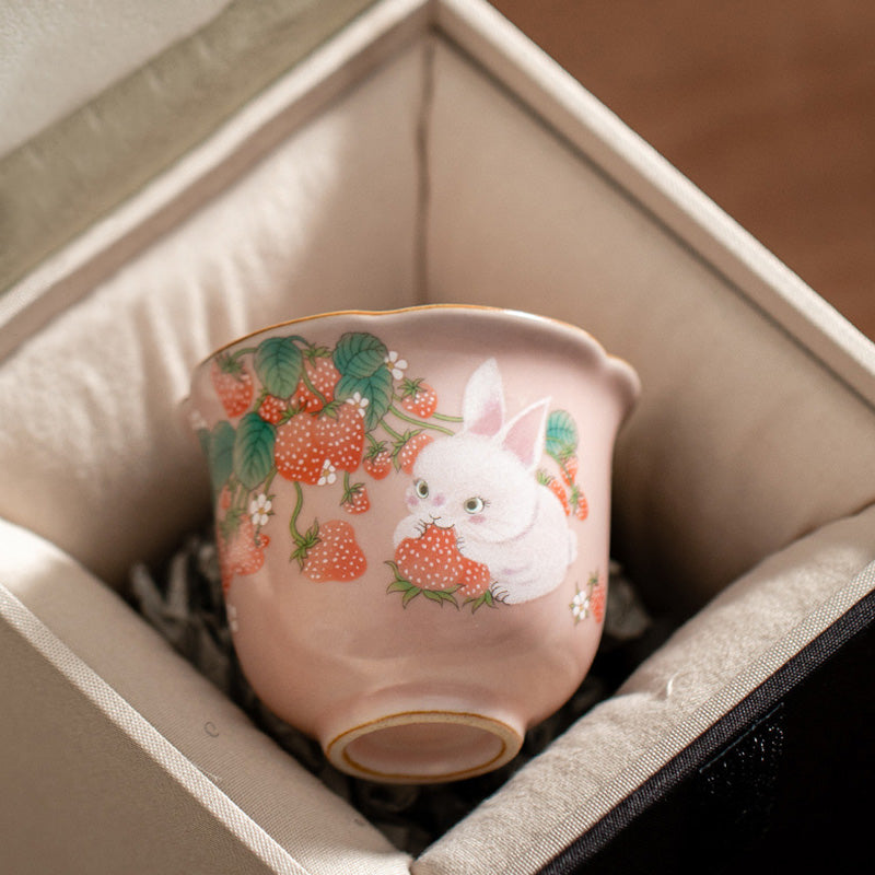 Tasse à thé en céramique motif fraise et lapin, 55 ml | Zen Decor Delight
