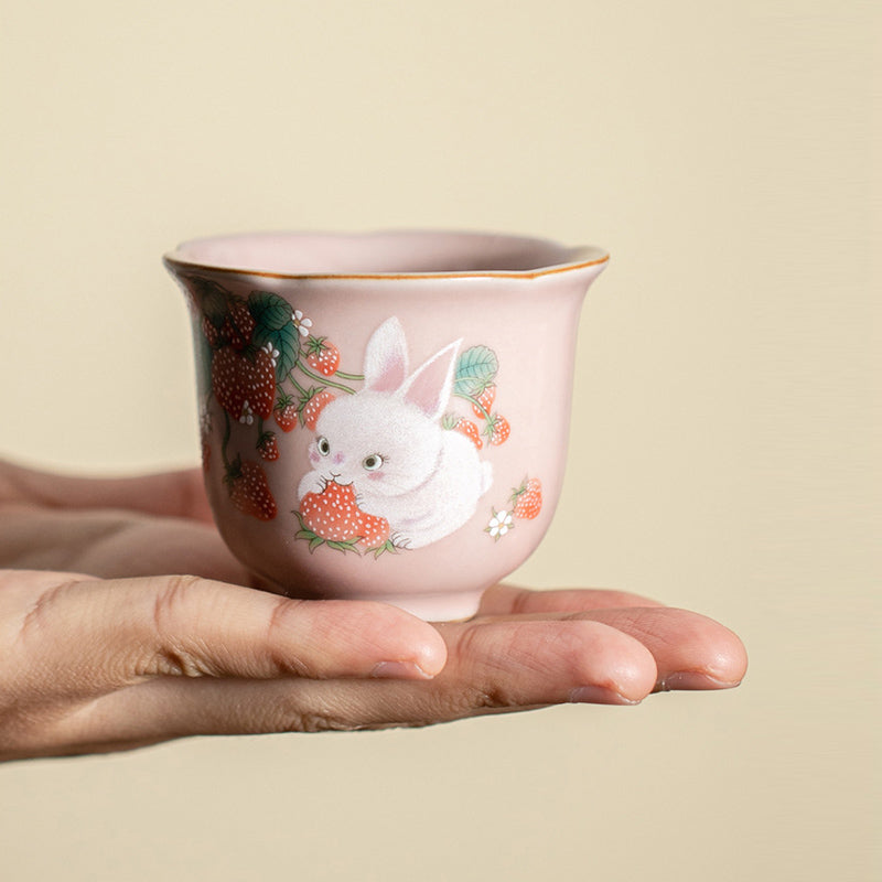 Tasse à thé en céramique motif fraise et lapin, 55 ml | Zen Decor Delight